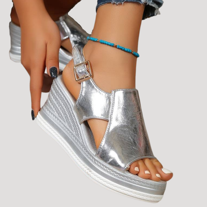 Sandales plateforme femme étincelantes, bout ouvert, en or ou argent, idéales pour un style chic d'été.