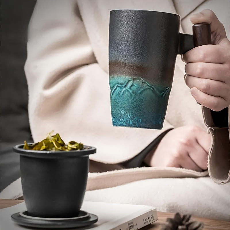 Tasse à thé en céramique confortable avec filtre intégré, pour une pause détente et une dégustation zen.