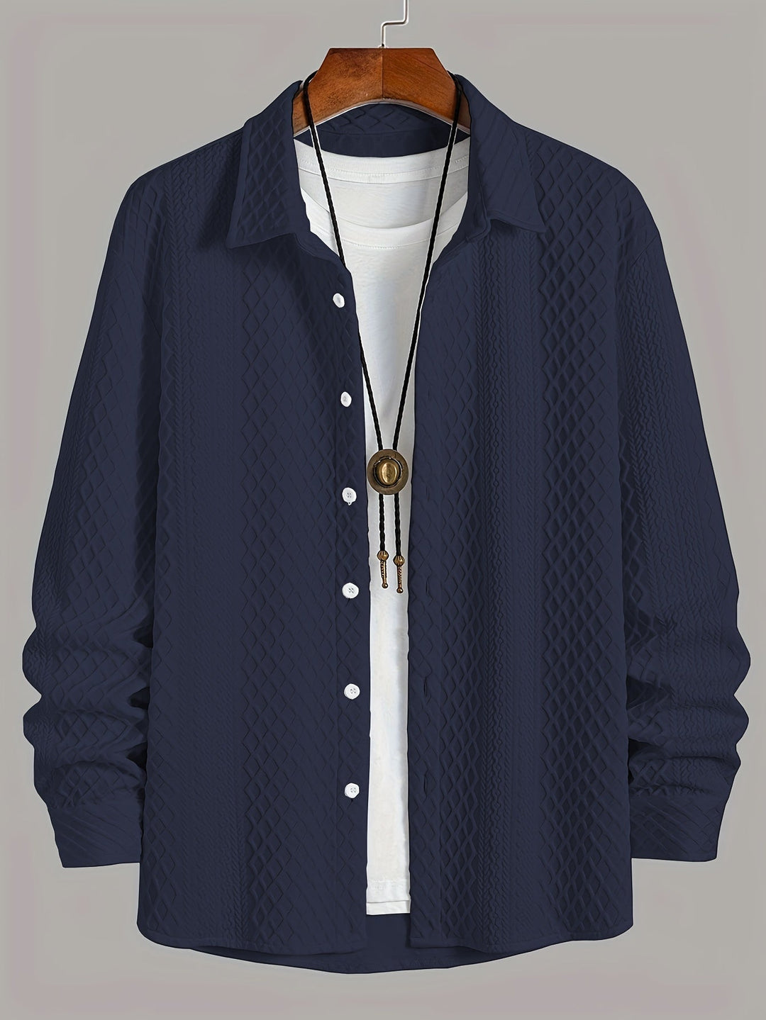Garde-robe masculine: chemise polyvalente avec motif géométrique, confort extensible.