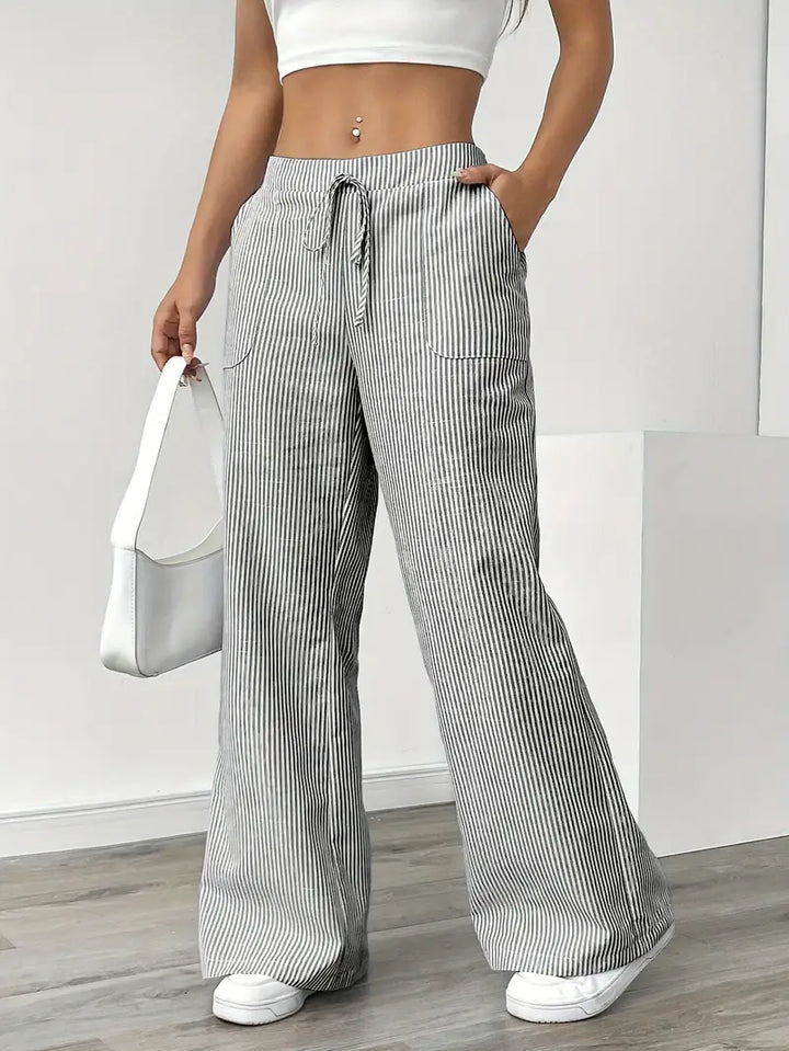 Pantalon femme léger, rayures classiques, fluidité et confort.