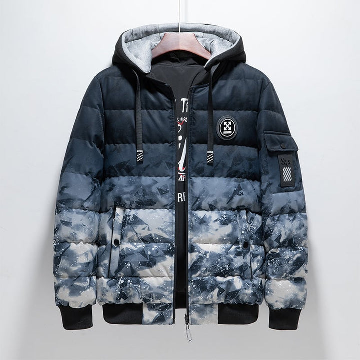 Homme en veste matelassée urbaine, style mode casual. Confortable et chaude pour les sorties extérieures hivernales.