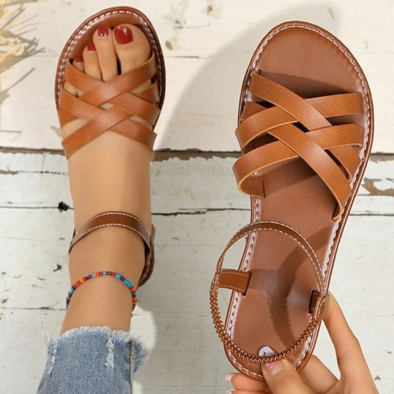 Sandales orthopédiques marron pour femmes avec brides croisées élégantes, idéales pour l'été et un confort optimal.