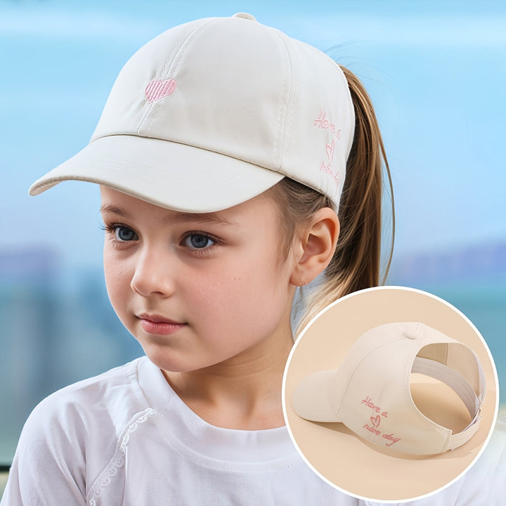 Casquette enfant avec sangle réglable à l'arrière, broderie cœur discrète, confortable pour l'été.