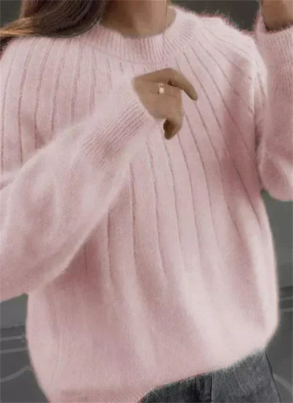 Détail du pull femme en maille tricot douce et chaude. Confortable et chic pour la saison froide.