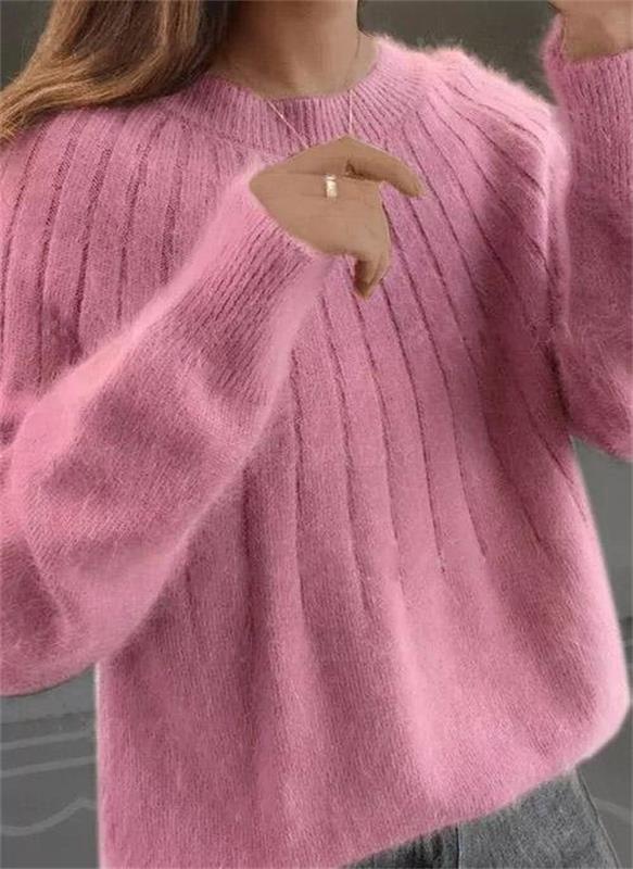 Modèle portant un pull femme décontracté et chaud en maille douce, style moderne et confortable pour l'hiver.