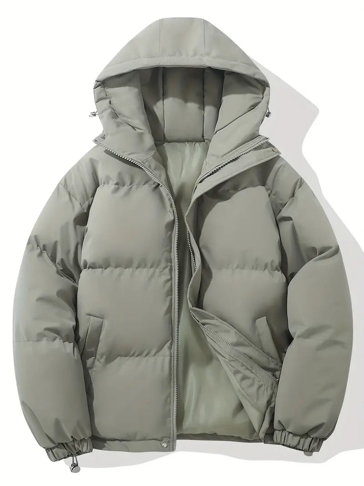 Doudoune homme chic et confortable avec capuche, conçue pour l'élégance urbaine et le froid.