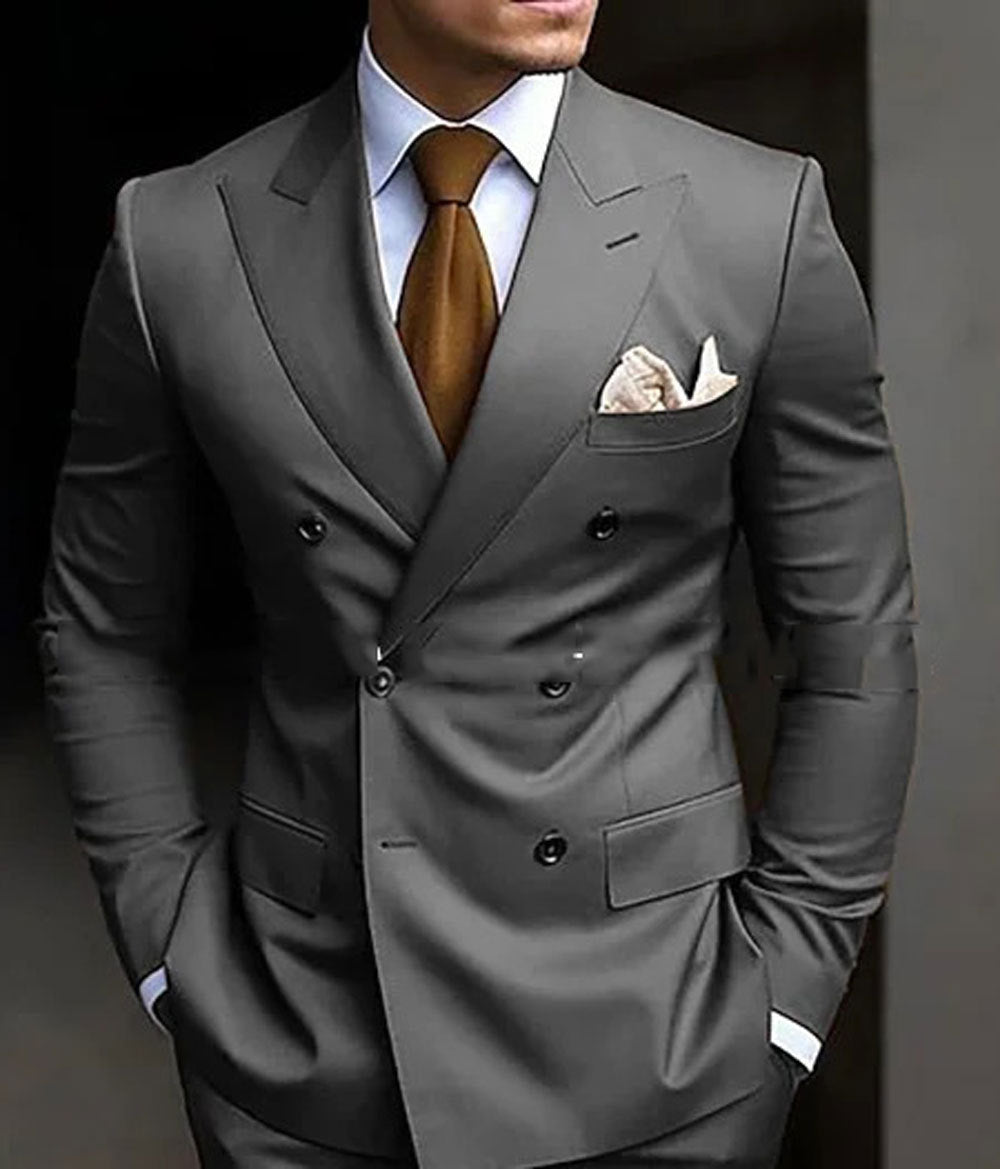 Costume homme polyvalent, élégant et confortable, adaptable pour les cérémonies, le travail ou la mode casual chic.