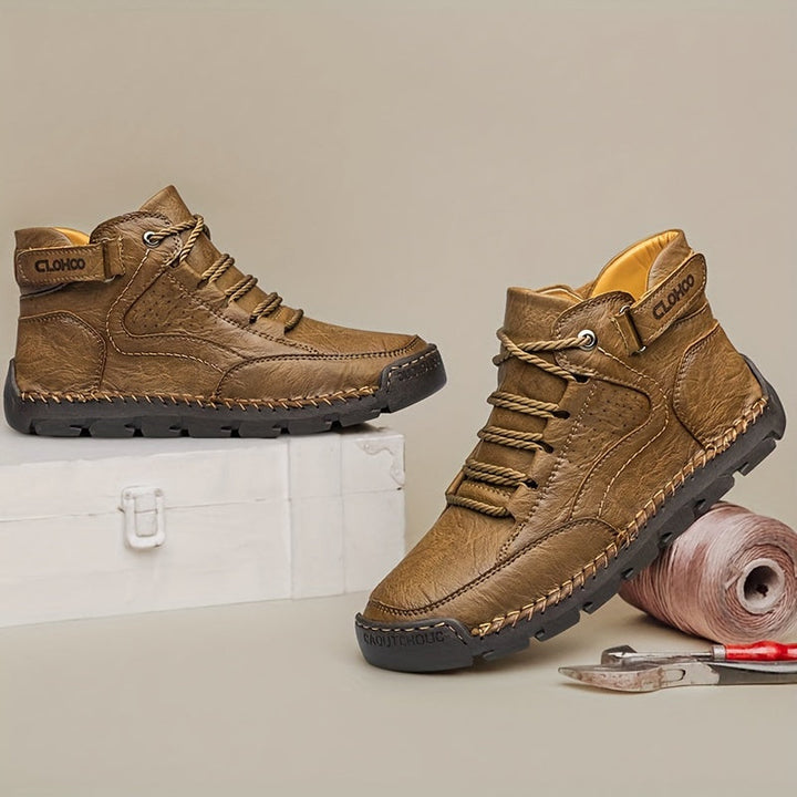 Bottes homme noires avec système de lacets et velcro, assurant un ajustement rapide et sûr pour l'hiver.