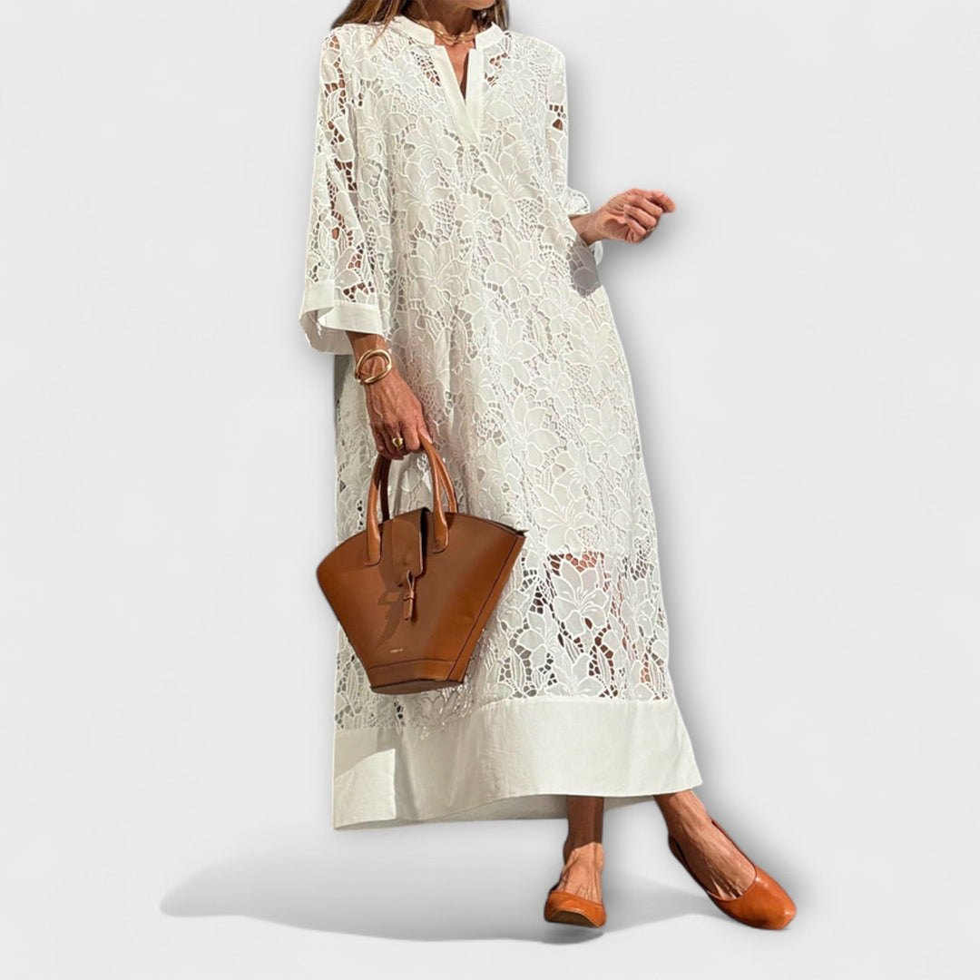 Robe brodée Dahlia pour femme, élégante et ample, parfaite pour l'été. Motif floral délicat.