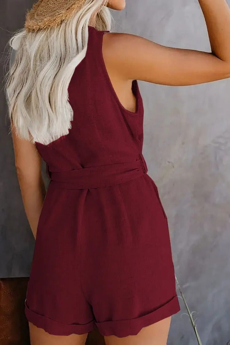 Mode femme: Combinaison courte à col V, poches et coupe élégante pour l'été.