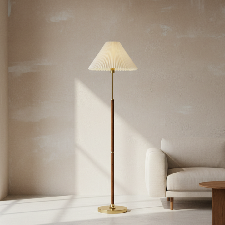 Éclairage salon design. Lampe sur pied en papier de riz blanc, style Japandi, pour une lumière douce et moderne.