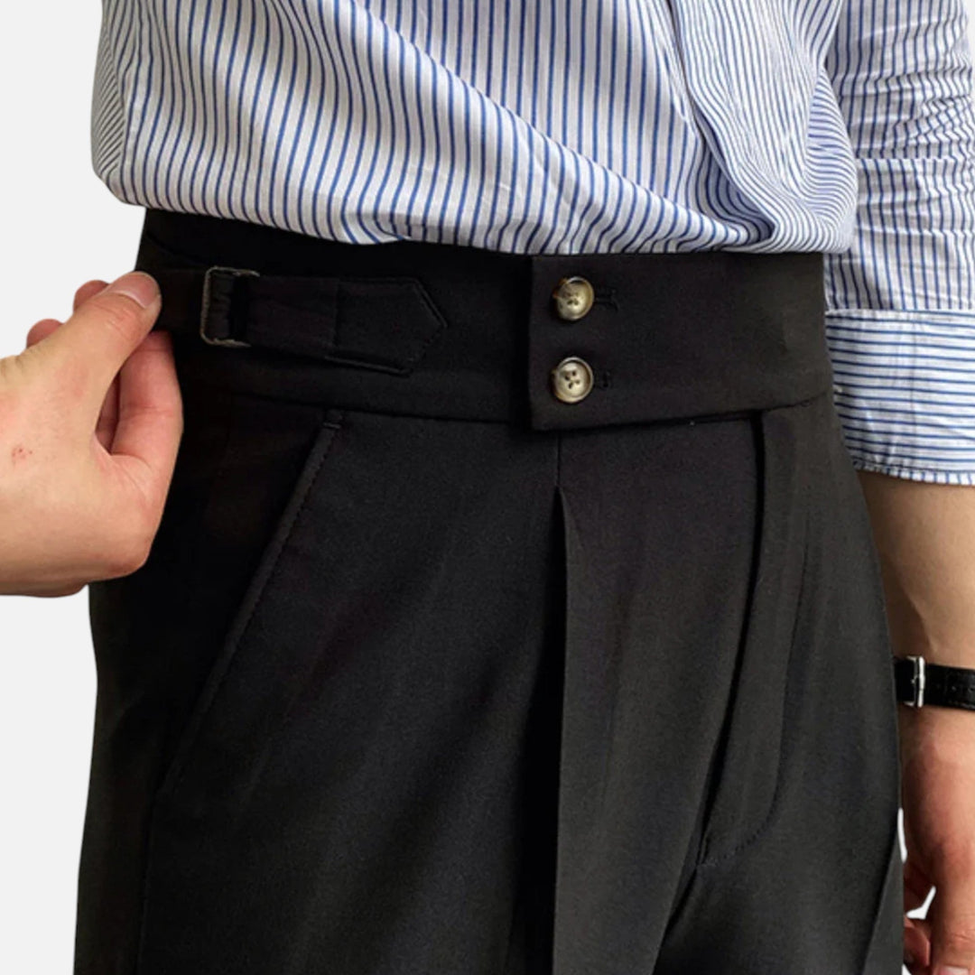 Pantalon formel homme taille haute, effet drapé. Parfait pour une tenue de bureau élégante ou look sophistiqué.