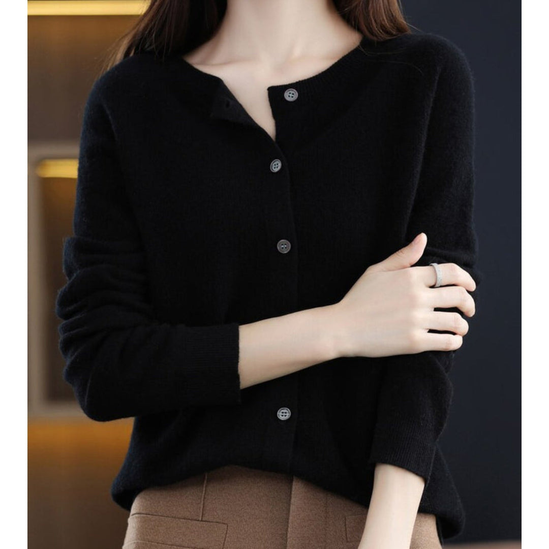 Gilet femme chic à col rond, ajoute une touche d'élégance à toute garde-robe féminine.