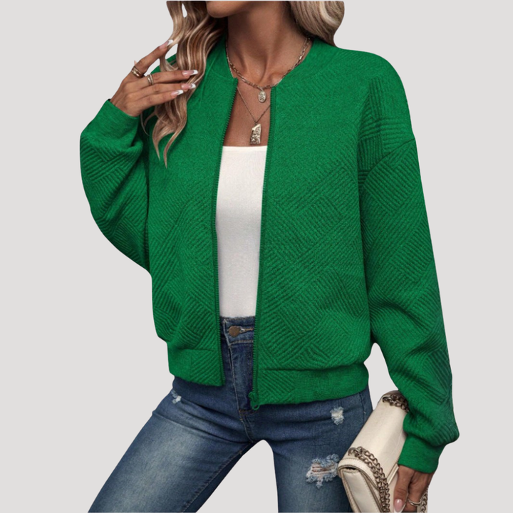 Blouson bomber femme polyvalent, style décontracté élégant. Texture raffinée, finitions côtelées, mode féminine.