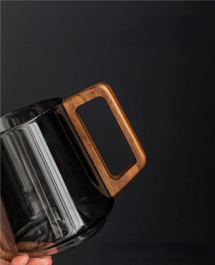 Mug Guanshan en verre avec anse en bois, design chic et élégant pour le café ou thé à la maison.