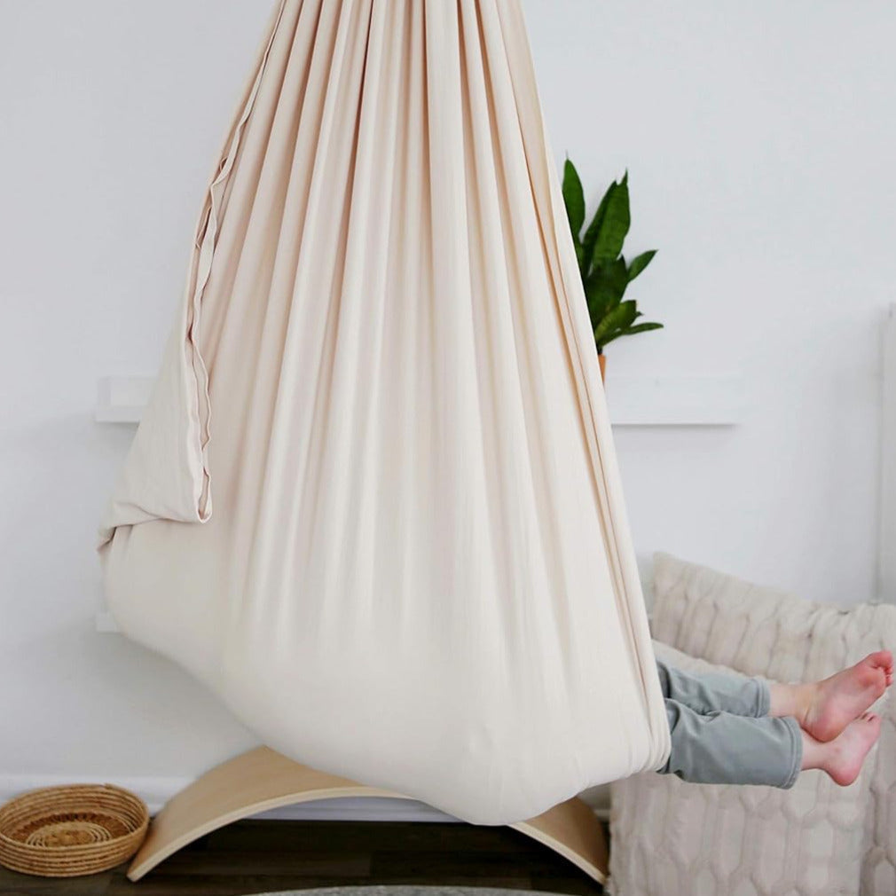 Balançoire intérieure ZenSwing pour enfants, un hamac sensoriel apportant calme, réconfort et détente.