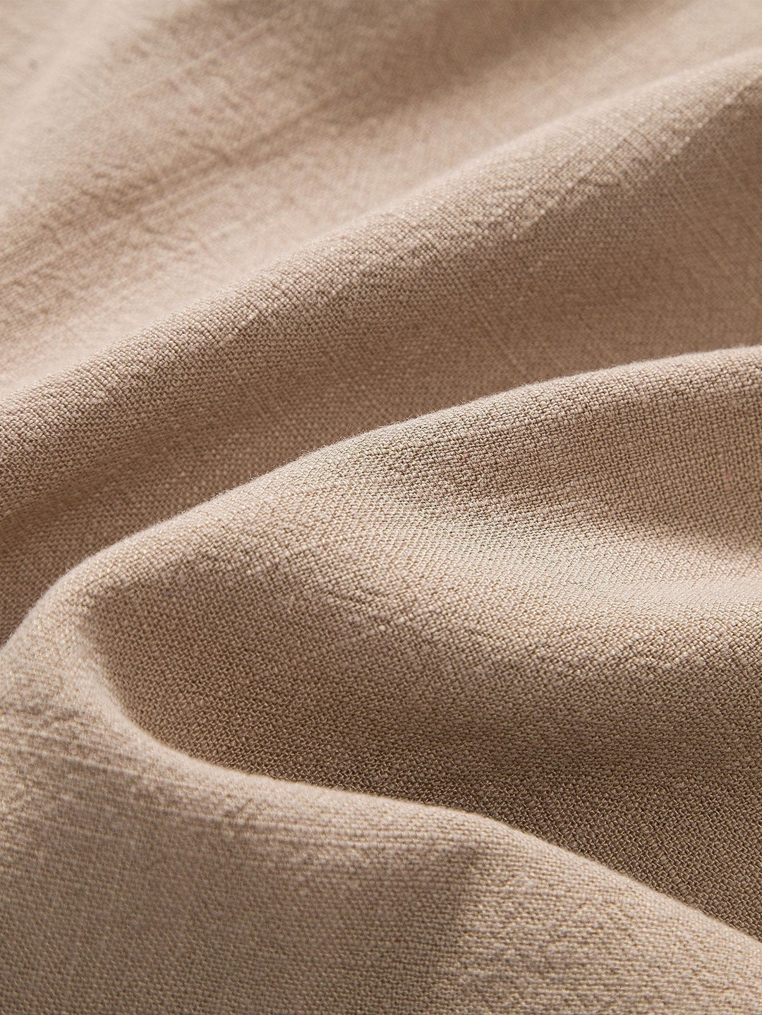 Détail col montant de la chemise homme été en lin à manches courtes. Style décontracté chic pour l'été.
