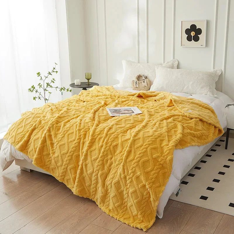 Décoration maison: plaid réversible en laine d'agneau, doux et chaleureux, parfait pour les soirées froides.
