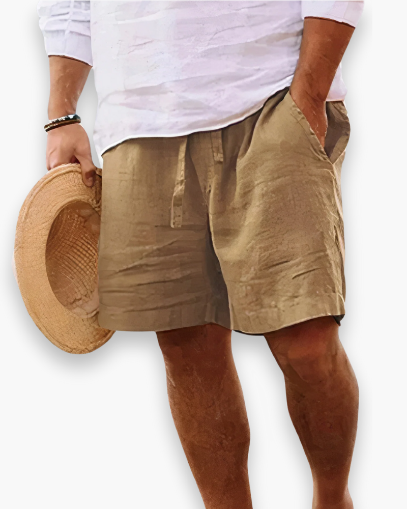 Modèle masculin en short d'été décontracté, léger et respirant, parfait pour la plage.