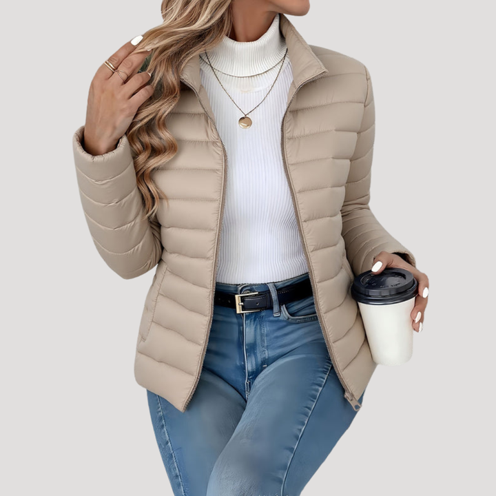 Veste femme matelassée polyvalente, zippée, col montant. Parfaite comme vêtement d'extérieur chic pour automne et hiver.