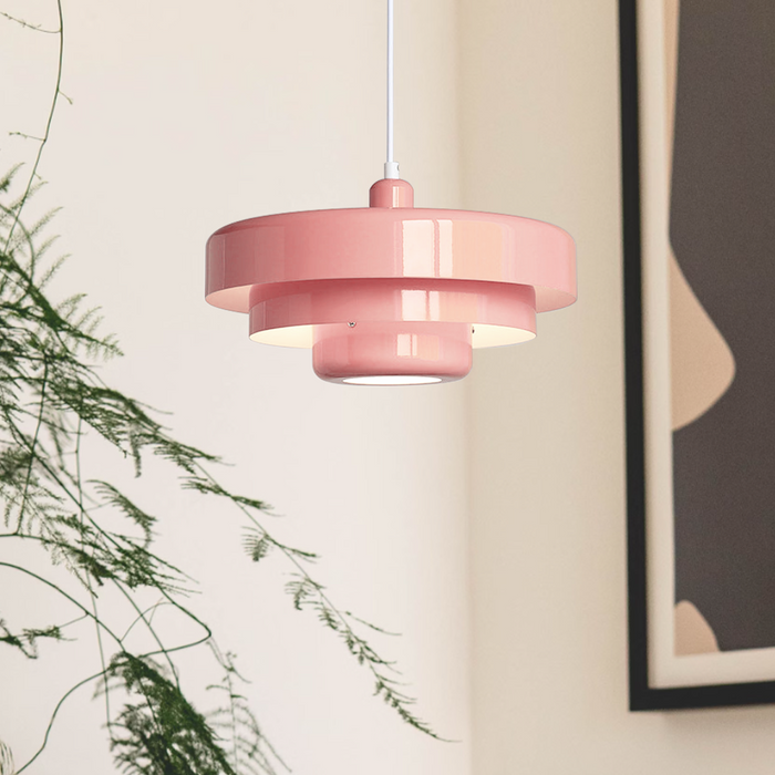 Luminaire design LED pour cuisine. Lampe suspendue industrielle moderne en métal noir.