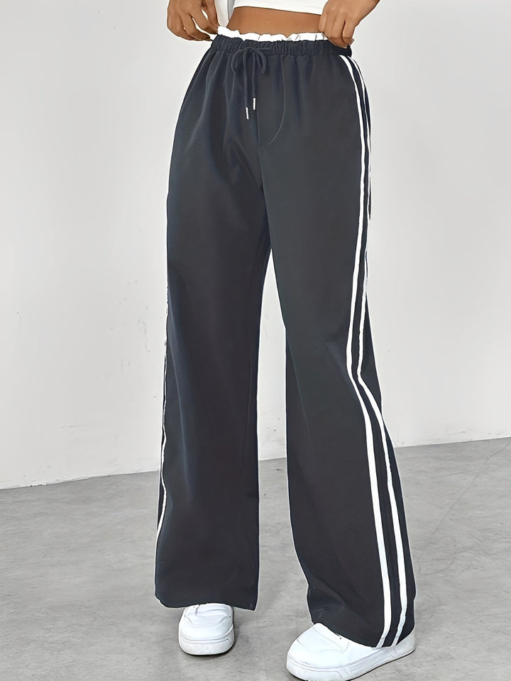 Tendance streetwear : pantalon femme coupe droite décontracté pour un style urbain et confortable.
