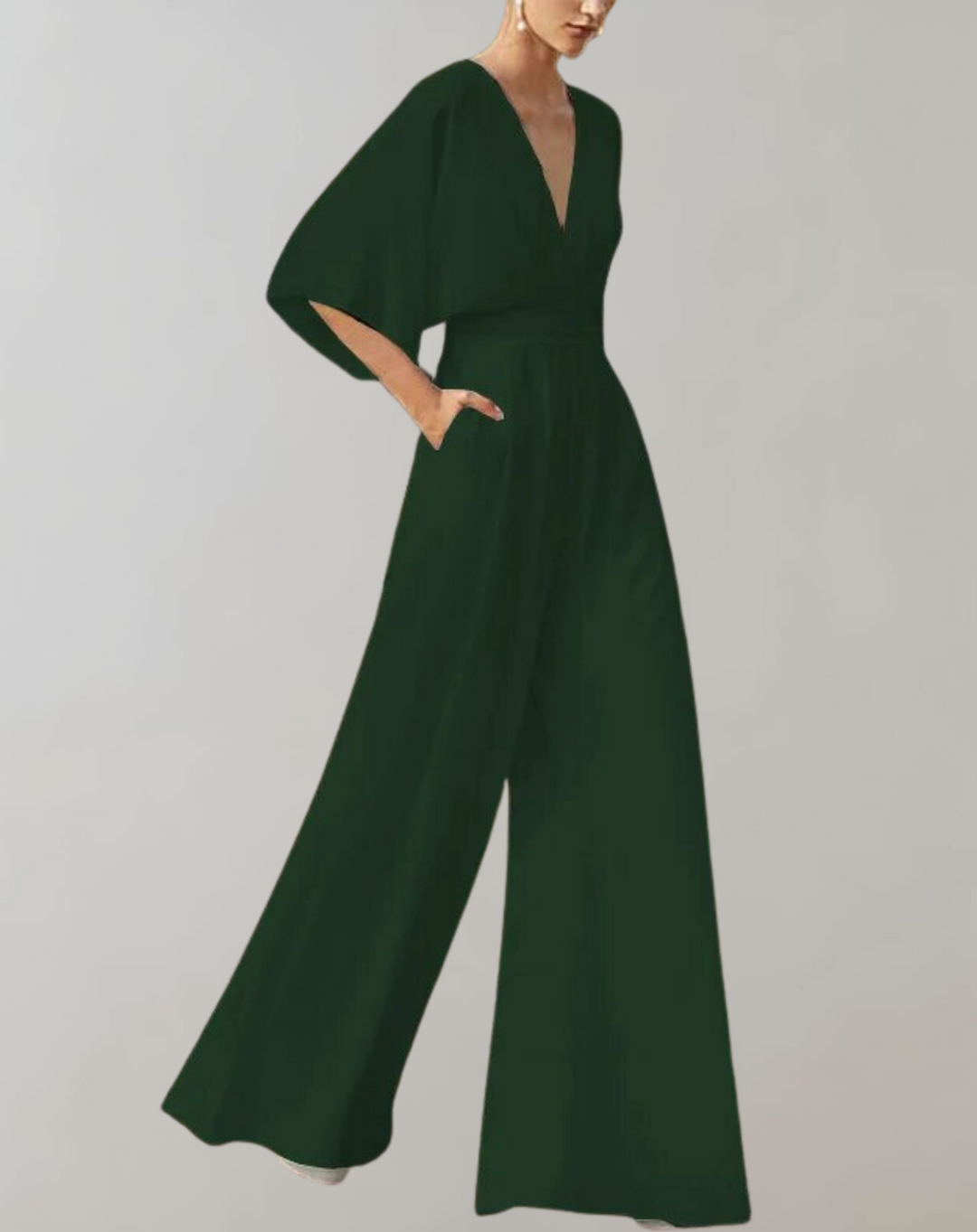 Combinaison femme chic avec profond décolleté en V et jambes larges. Tenue habillée moderne parfaite pour soirée.