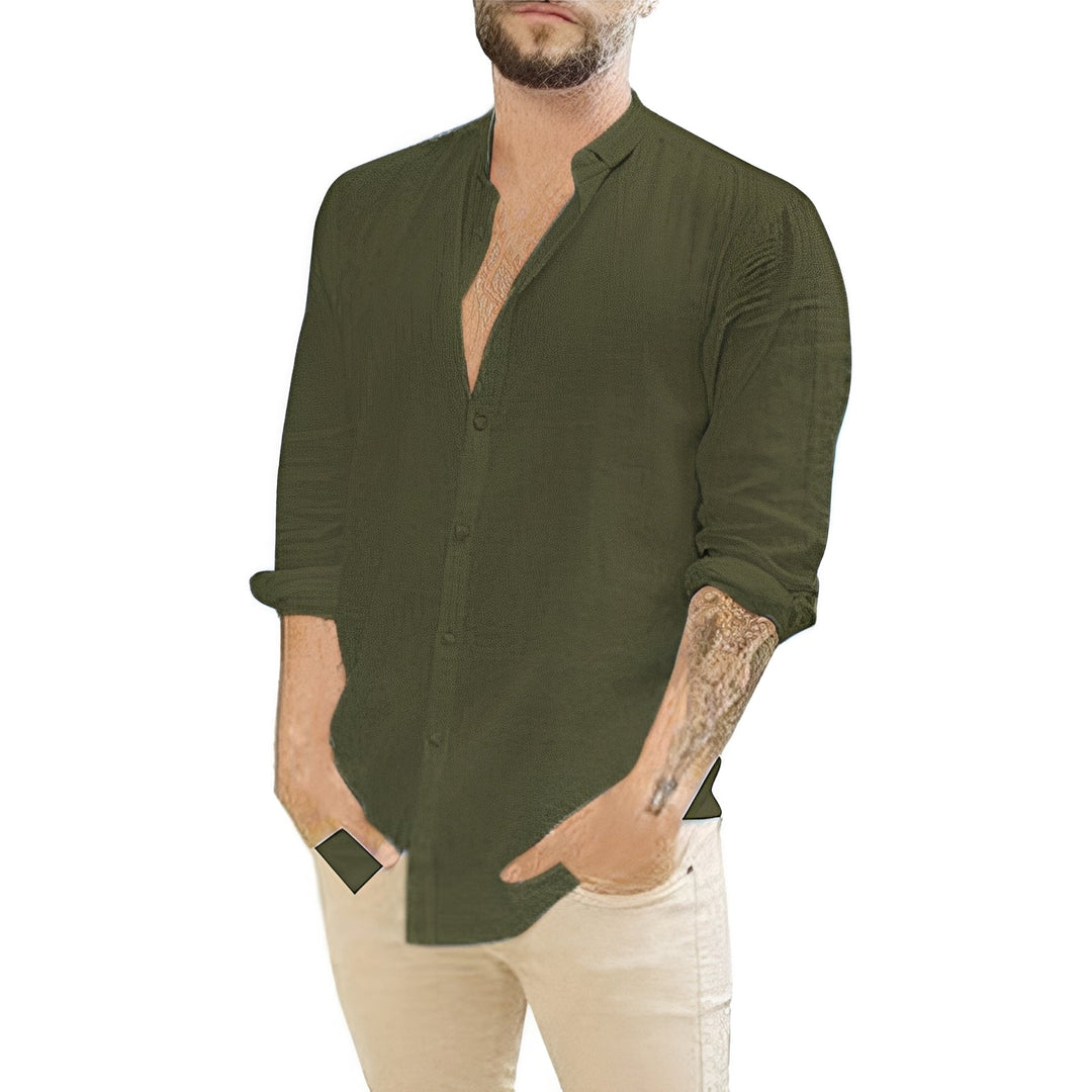 Modèle masculin en chemise d'été légère, offrant confort et style décontracté pour temps chaud.
