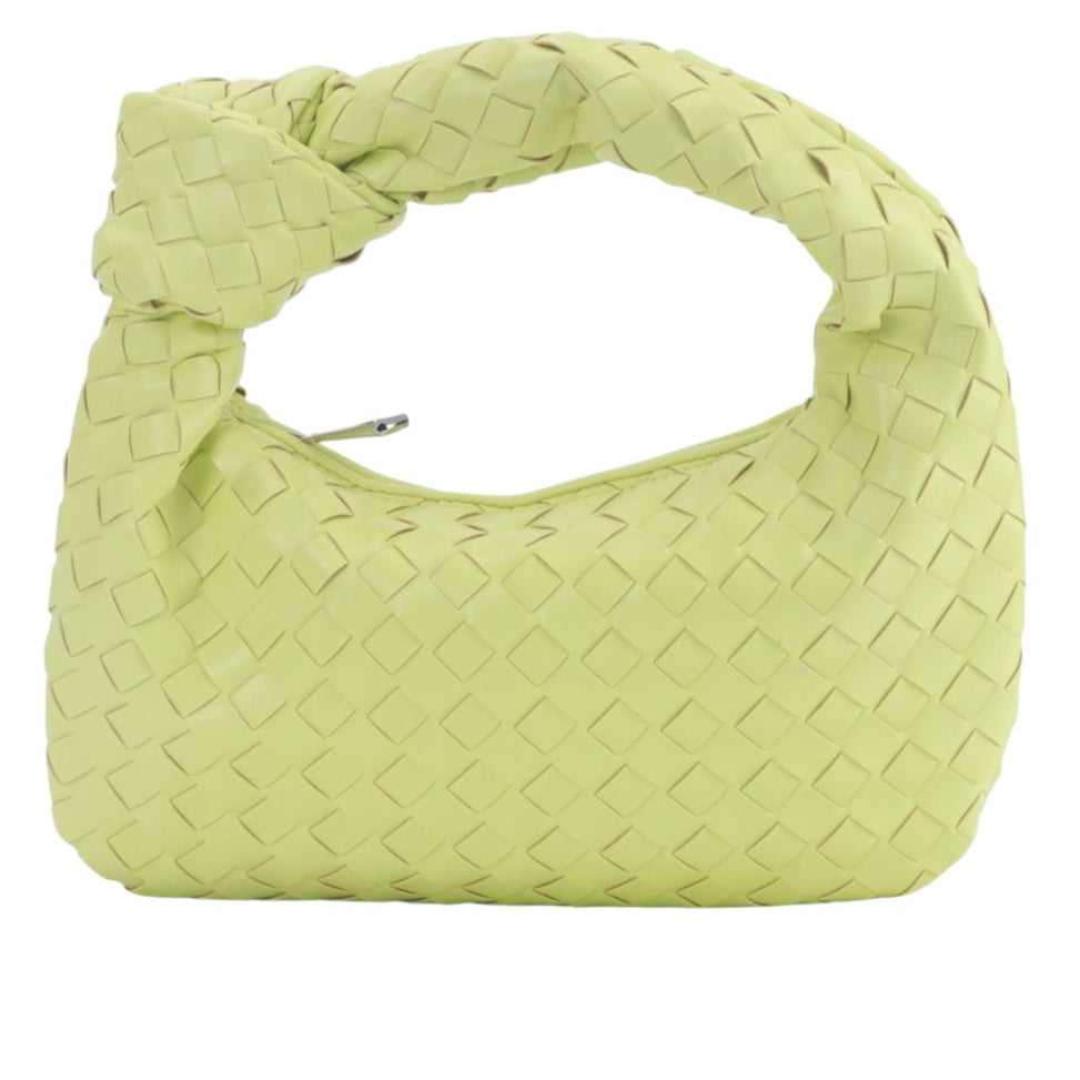 Design compact et élégant du mini sac à main tressé, accessoire parfait pour la femme stylée.