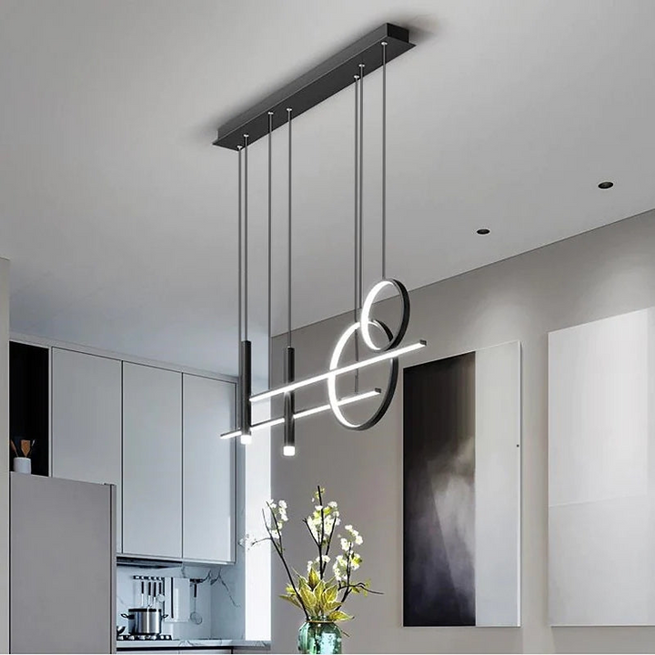 Détail de la lampe suspendue LED LumoSphere noire. Design minimaliste et éclairage d'ambiance intérieur.