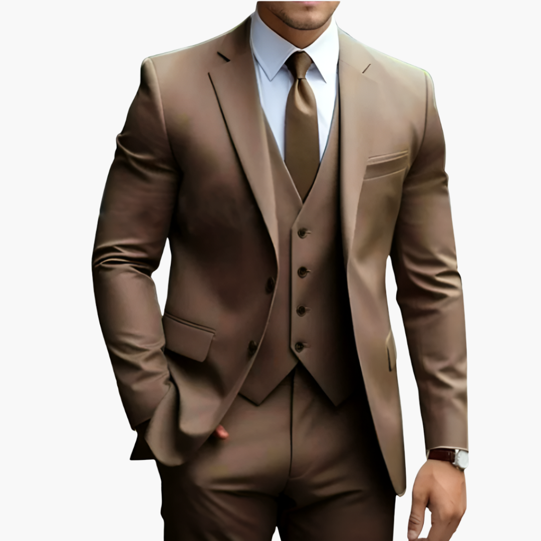 Ensemble costume homme 3 pièces, veste, gilet et pantalon, pour une allure professionnelle et raffinée.