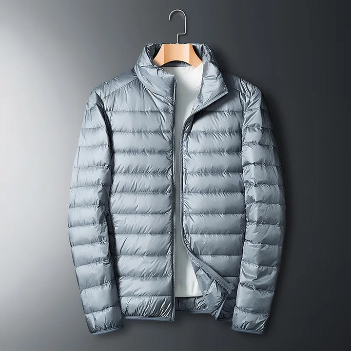Veste décontractée homme, col montant, coupe moderne et légère. Confortable pour le quotidien, idéale automne/printemps.