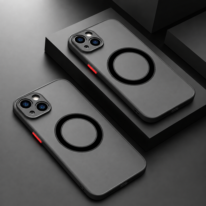 Coque iPhone 13 MagSafe noire. Design robuste en plastique pour une protection élégante et durable.