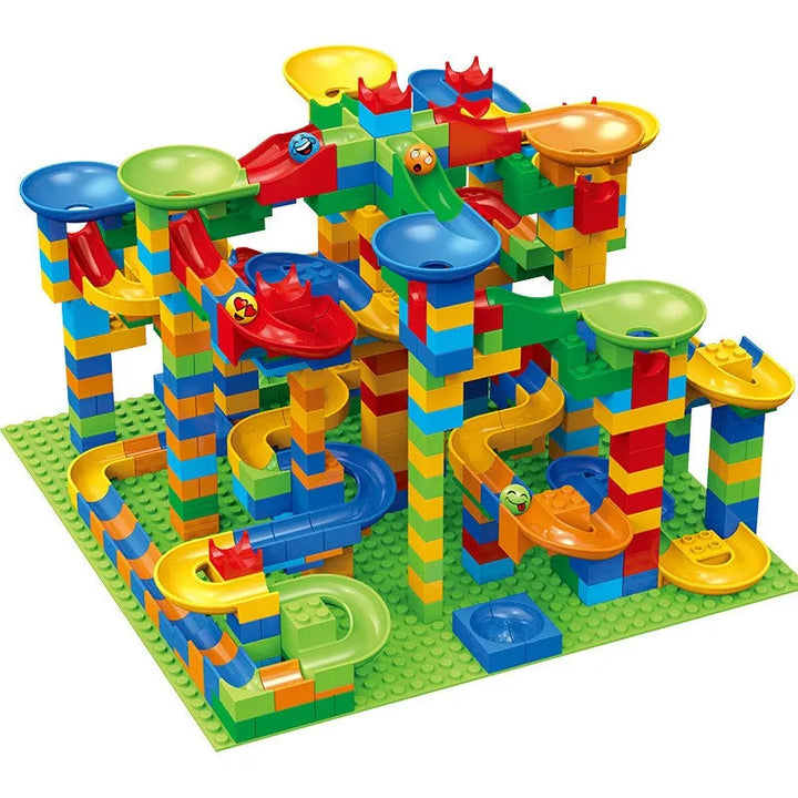 Enfants construisant un circuit à billes MarbleSprint, développant créativité et logique. Jeu d'assemblage stimulant.