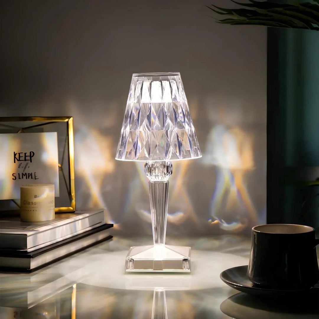 Élégante lampe de table LuxeIllume, base céramique sculptée, abat-jour tissu diffusant une lumière douce.