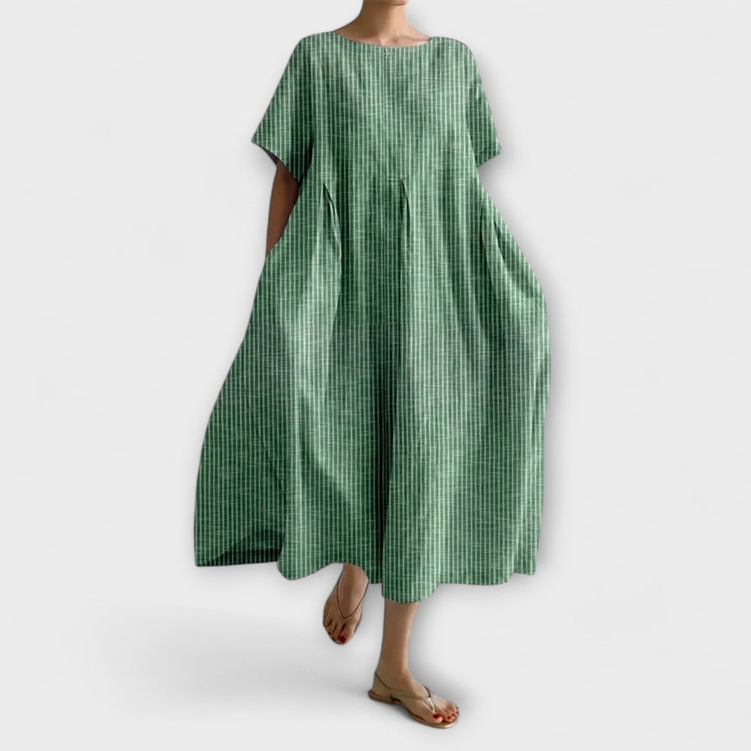 Femme portant une robe longue élégante à rayures, tenue décontractée parfaite pour le printemps et l'été.