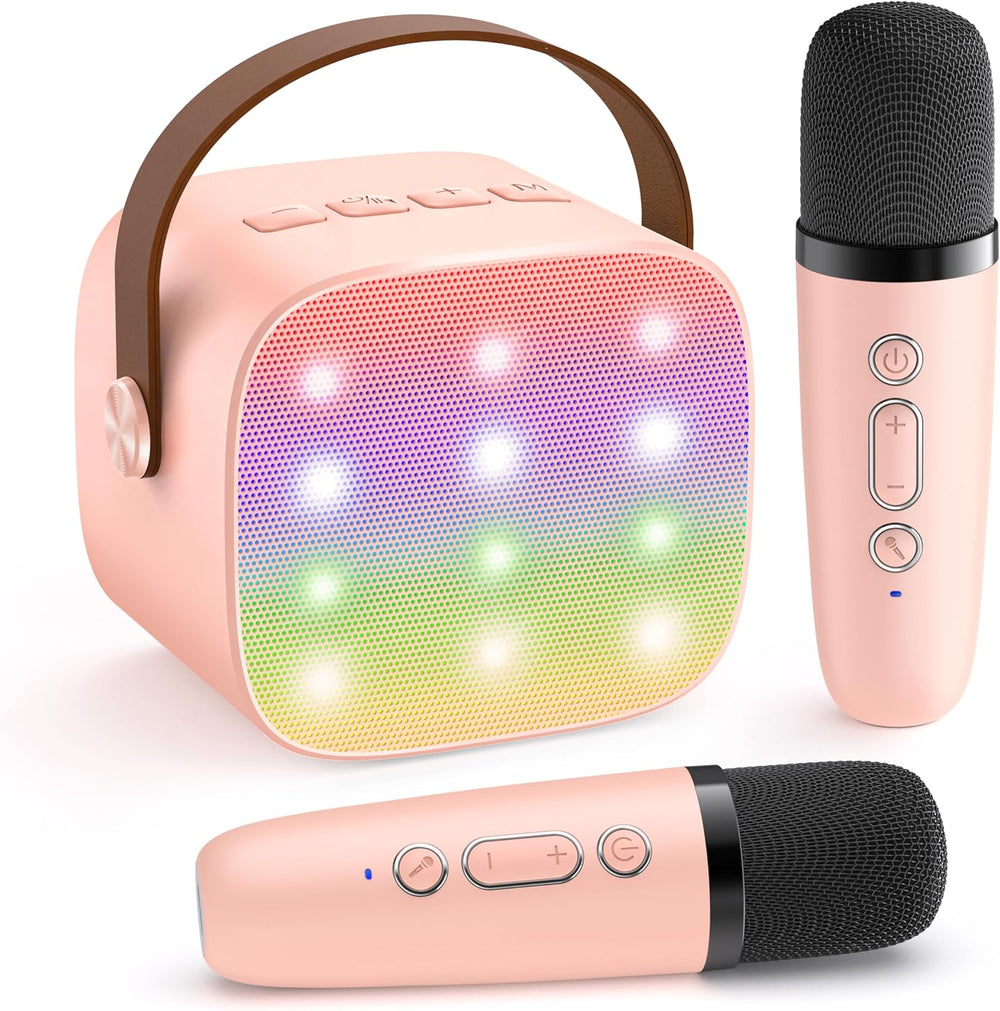 Enfant souriant utilisant le jouet karaoké portable, un micro sans fil à la main, pour fête musicale.