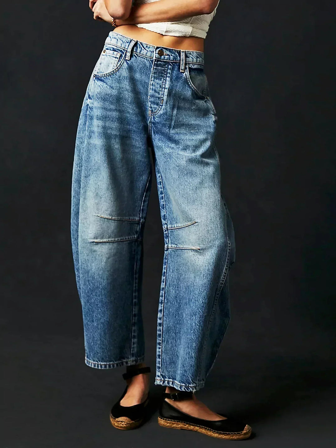 Denim femme taille haute et jambes larges, pantalon tendance qui allie confort et modernité.