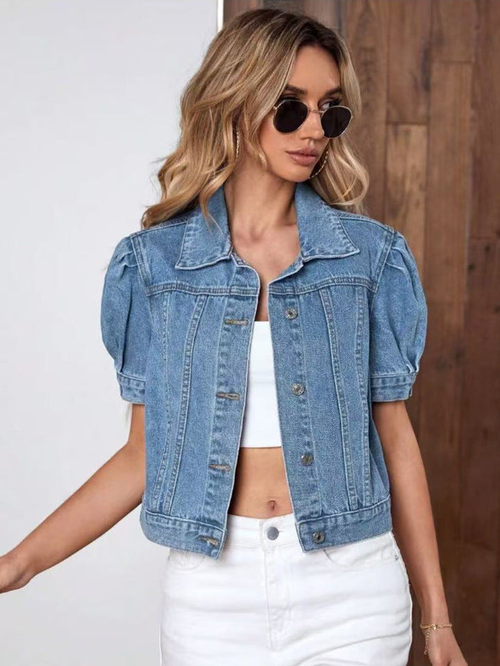 Veste en jean bleue femme, coupe rétro avec manches bouffantes. Idéale pour un look tendance en mi-saison.