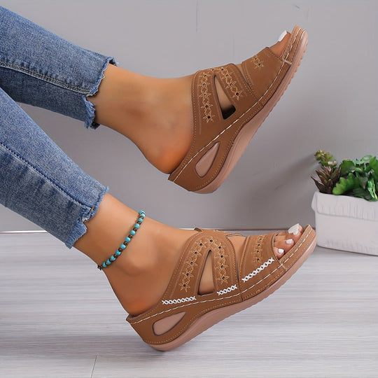 Détail des sandales orthopédiques Liva, montrant la bride réglable et la semelle confortable pour le soutien des pieds des femmes.