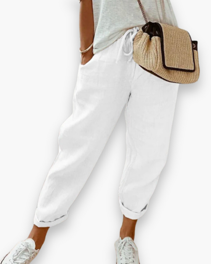 Femme en pantalon ample fluide, look estival et décontracté. Confort optimal, taille élastique moderne.