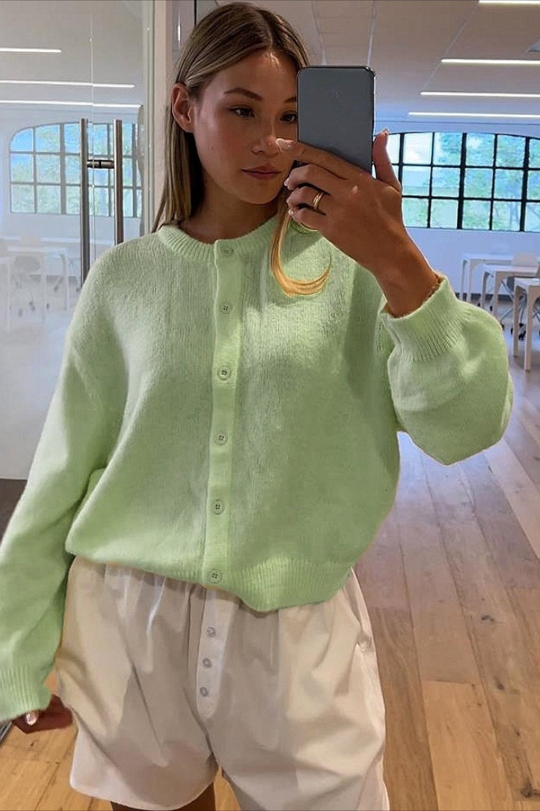 Haut tricoté femme, cardigan à manches longues, boutons, style élégant et décontracté, idéal pour le printemps.