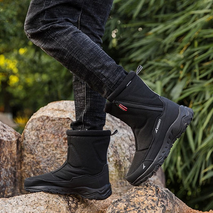 Bottes d'hiver pour hommes, mode masculine. Fermeture éclair pratique, style élégant et chaud.