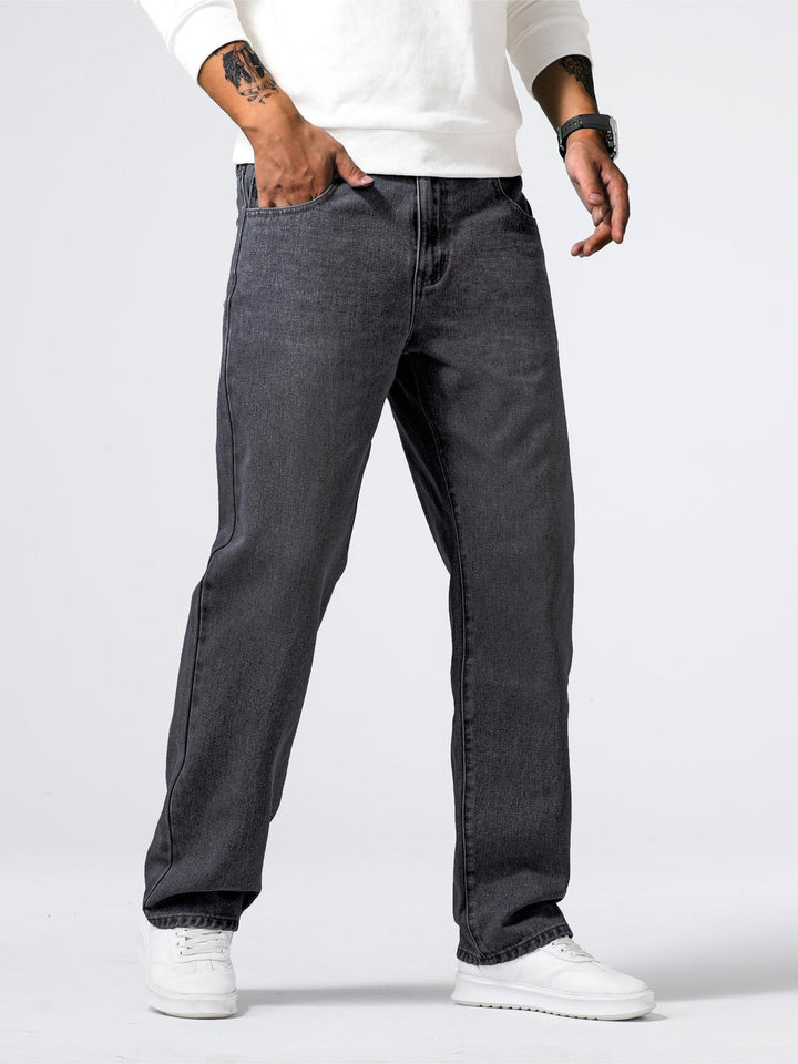 Jeans homme streetwear Milan, design usé pour un look moderne et audacieux.