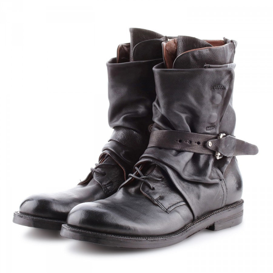 Chaussures urbaines homme polyvalentes, bottines confortables à sangle réglable. Parfaites pour un look décontracté d'hiver.