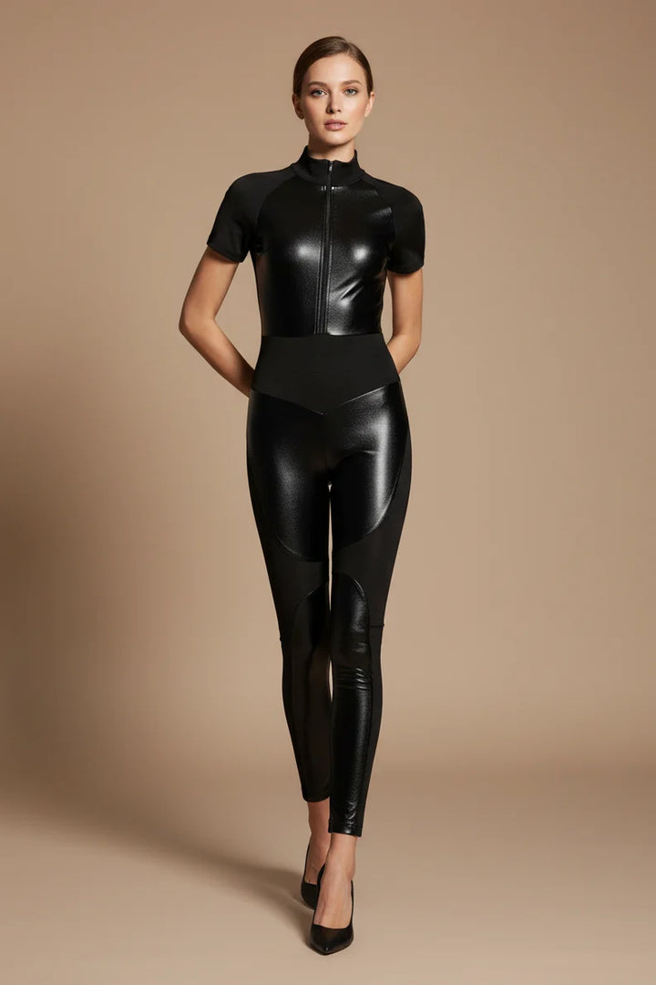 Combinaison femme chic noire à manches courtes, taille ajustée, parfaite pour une tenue élégante printemps/été.