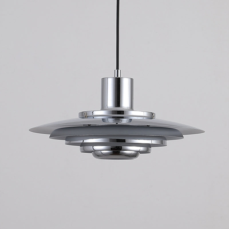 Lustre LED minimaliste blanc, design scandinave, ajoute de l'élégance à toute décoration intérieure.