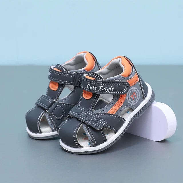 Chaussures d'été orthopédiques pour bébé garçon, idéales pour le soutien et le confort des pieds en croissance.