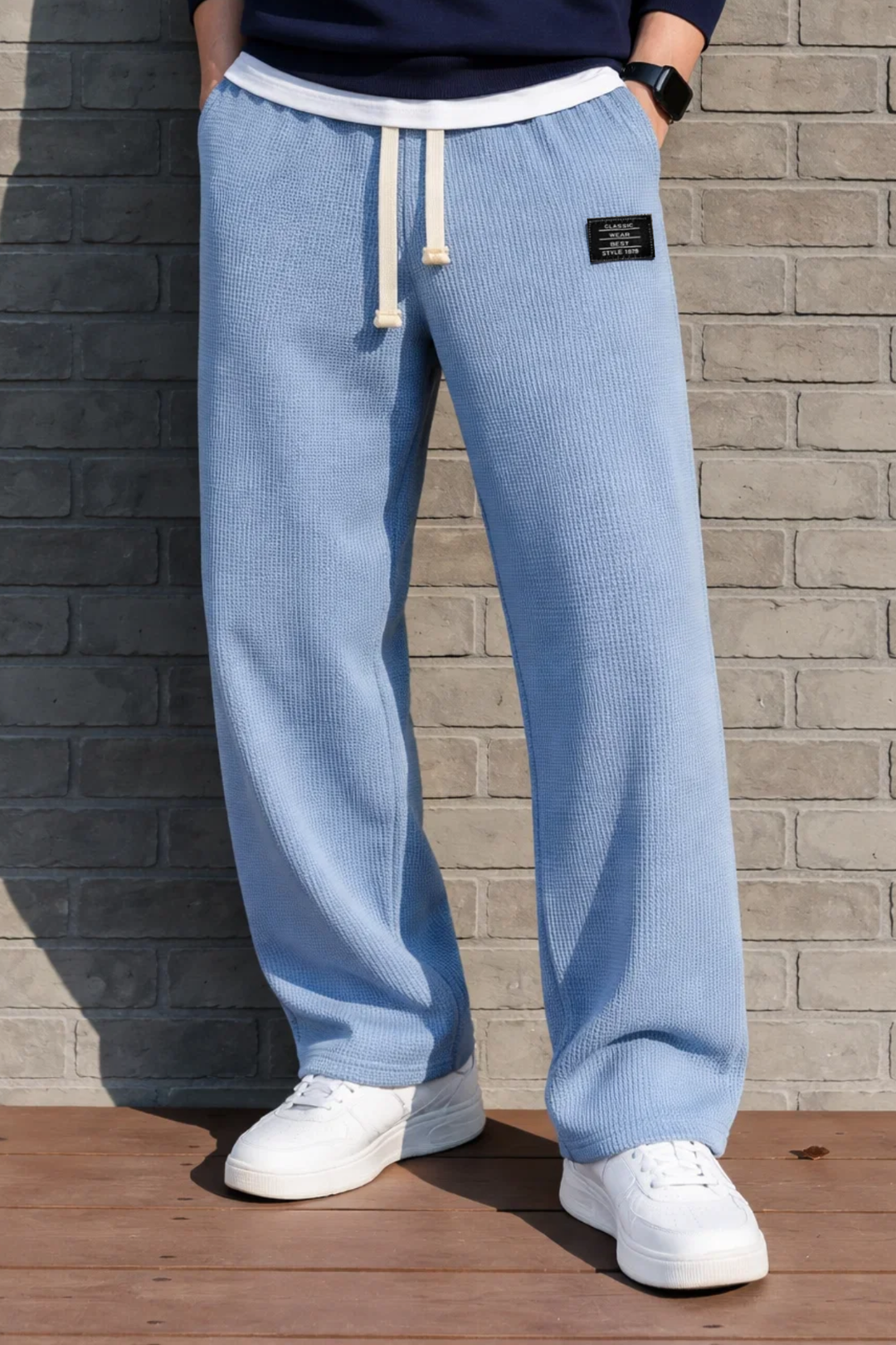 Pantalon homme Lucas avec taille ajustable et coupe droite, assurant un ajustement parfait et stylé.