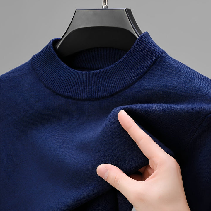 Pull homme bleu ciel, confortable et polyvalent. Vêtement masculin idéal pour les journées fraîches.